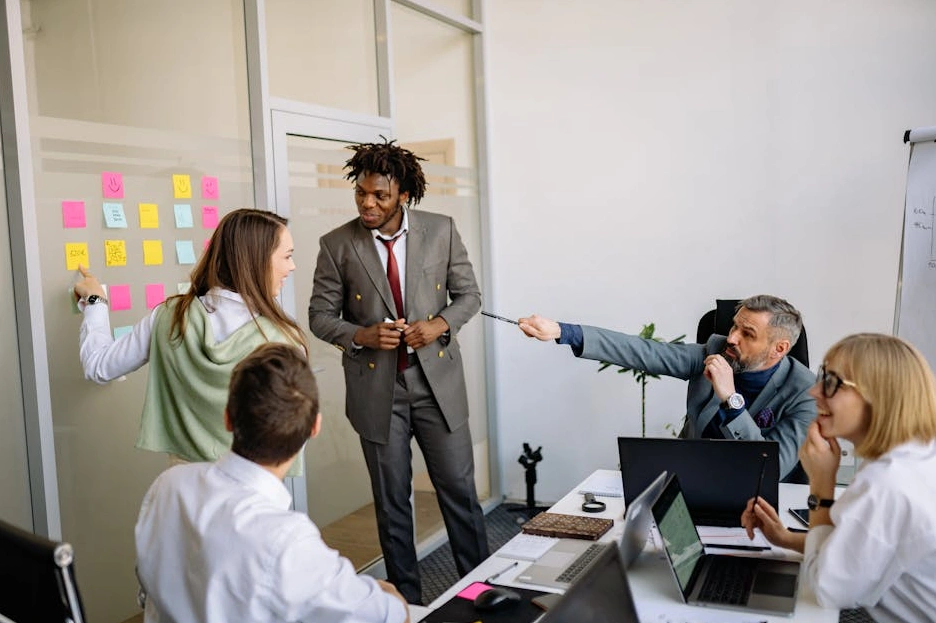 Zespół konsultantów Stratos Core Consulting podczas spotkania strategicznego